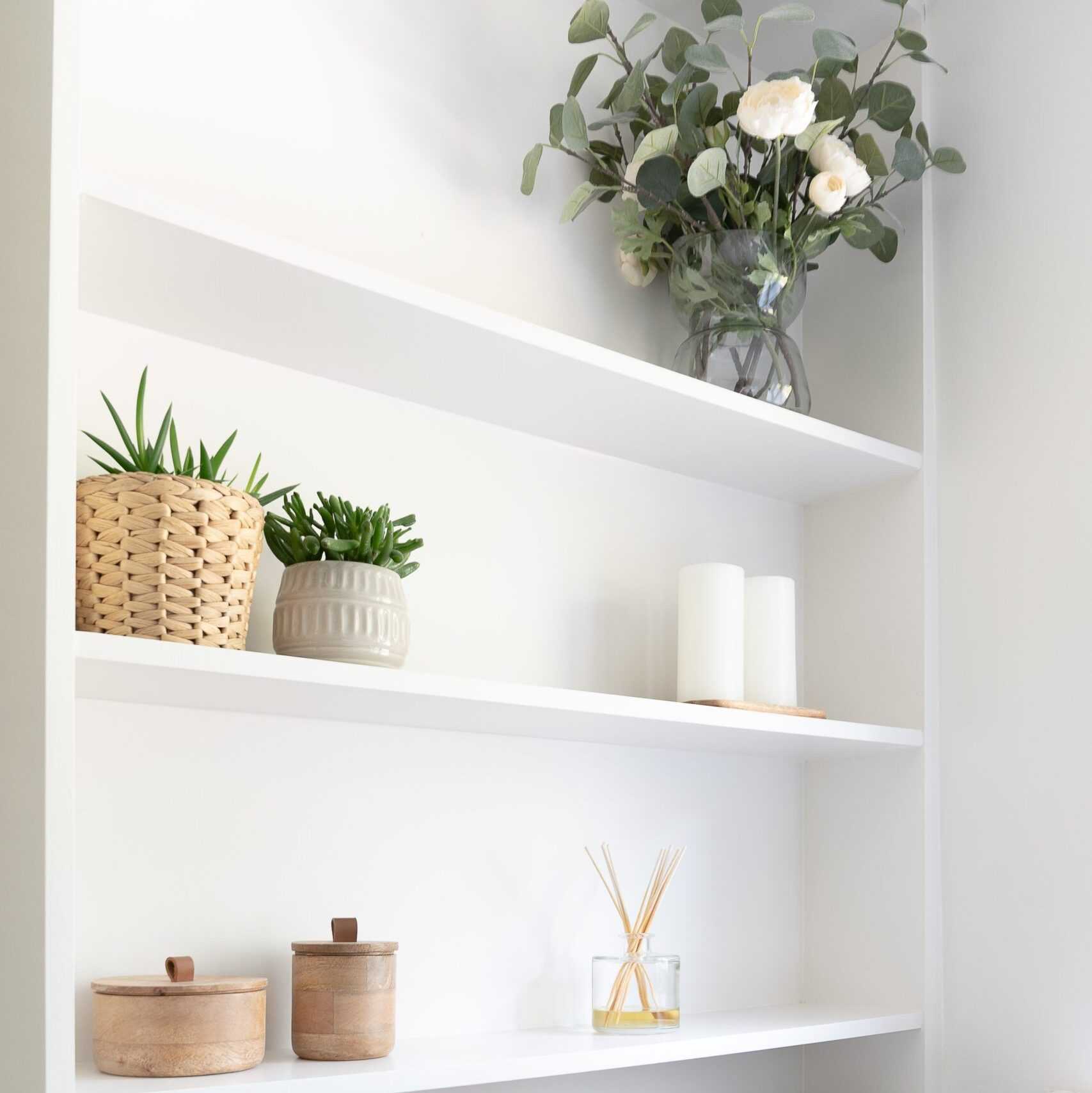 Tidy decorative shelf